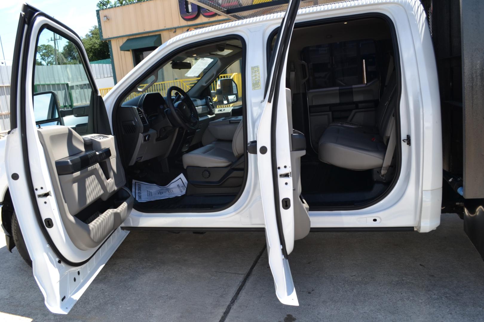 2018 WHITE /GRAY Ford F-350 with an POWERSTROKE 6.7L DIESEL engine, AUTOMATIC transmission, located at 9172 North Fwy, Houston, TX, 77037, (713) 910-6868, 29.887470, -95.411903 - Photo#11